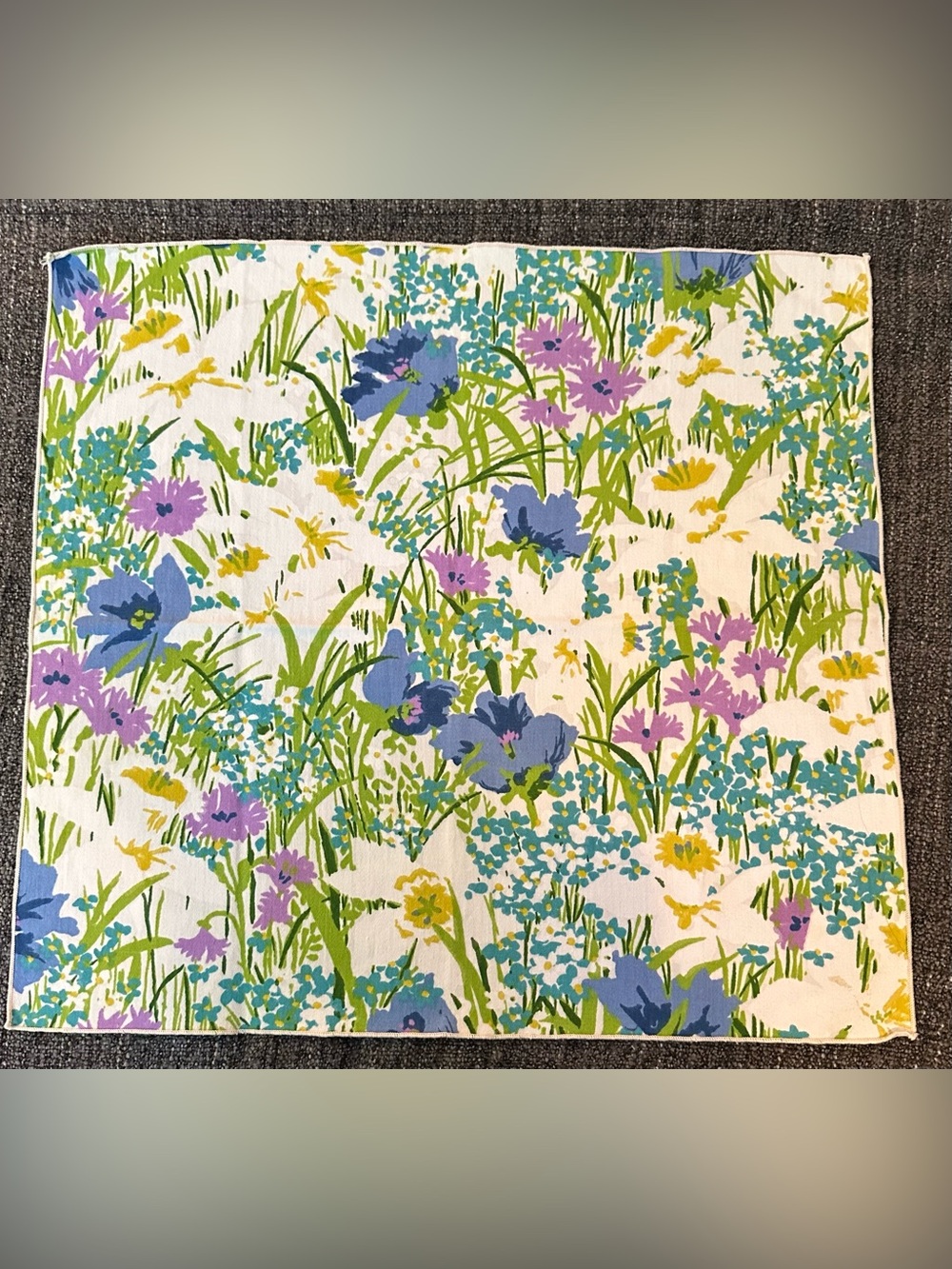 Flowery cloth napkins β’ set of 5 β’ in new condition β’ 18β x 18β - Picture 2 of 4